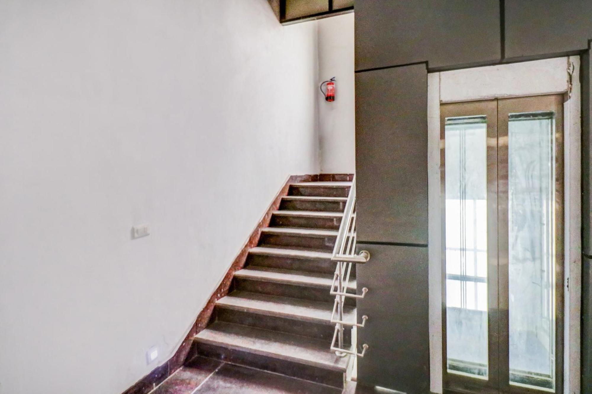 Hotel O Jps Grand Hotel Yeni Delhi Dış mekan fotoğraf