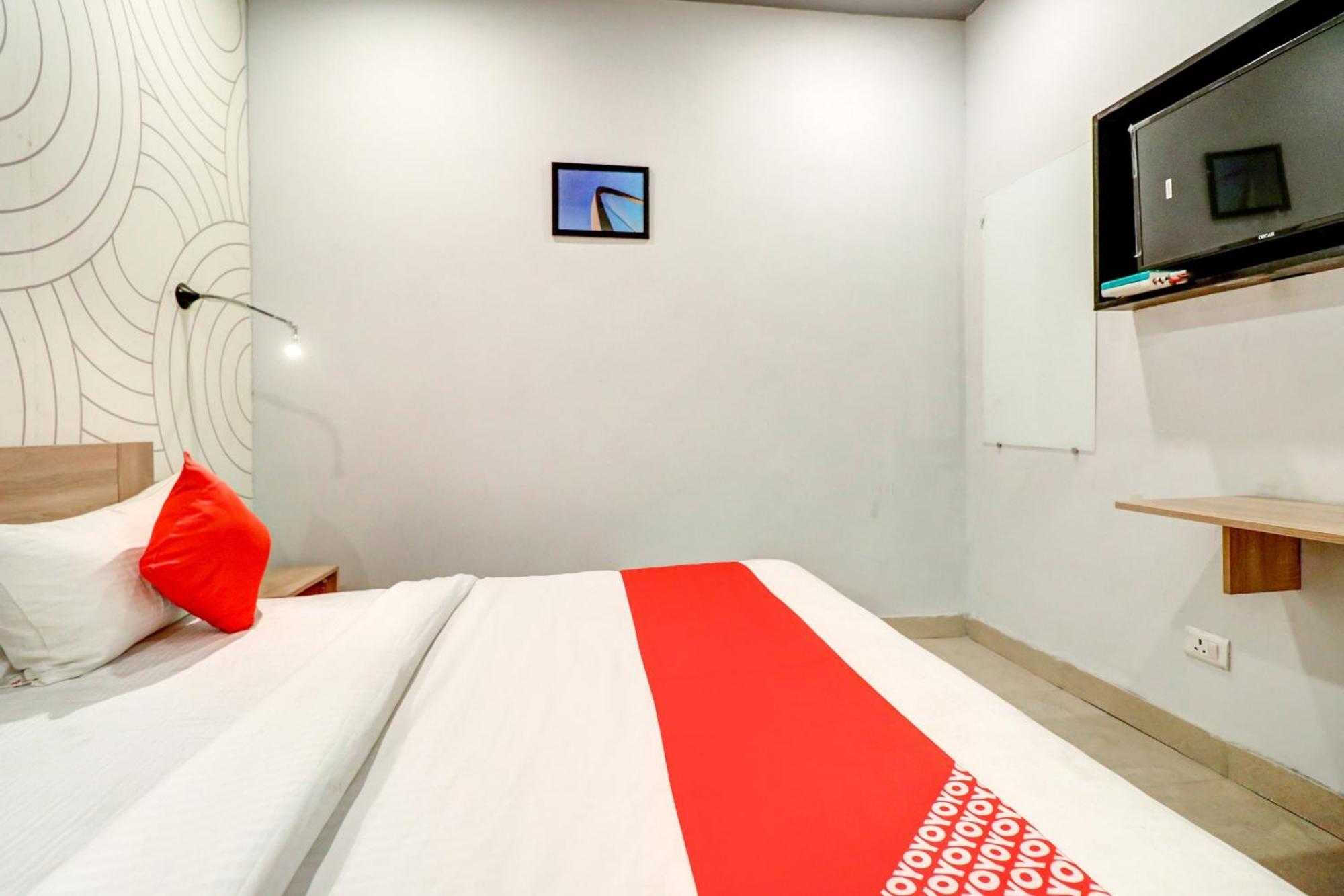 Hotel O Jps Grand Hotel Yeni Delhi Dış mekan fotoğraf
